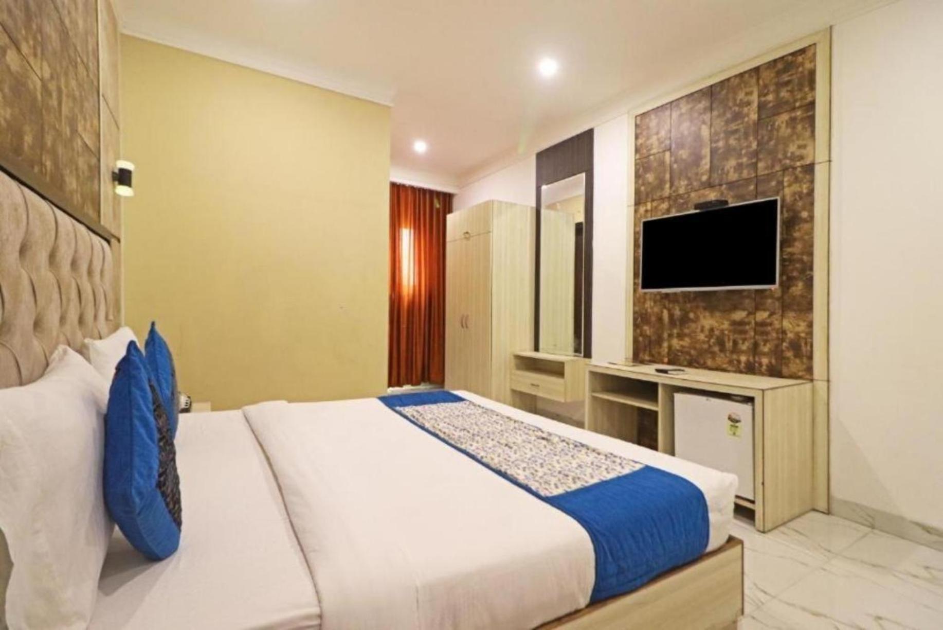 Hotel The Almora By Rs Global Near By Delhi International Airport With - Free Airport Drop New Delhi